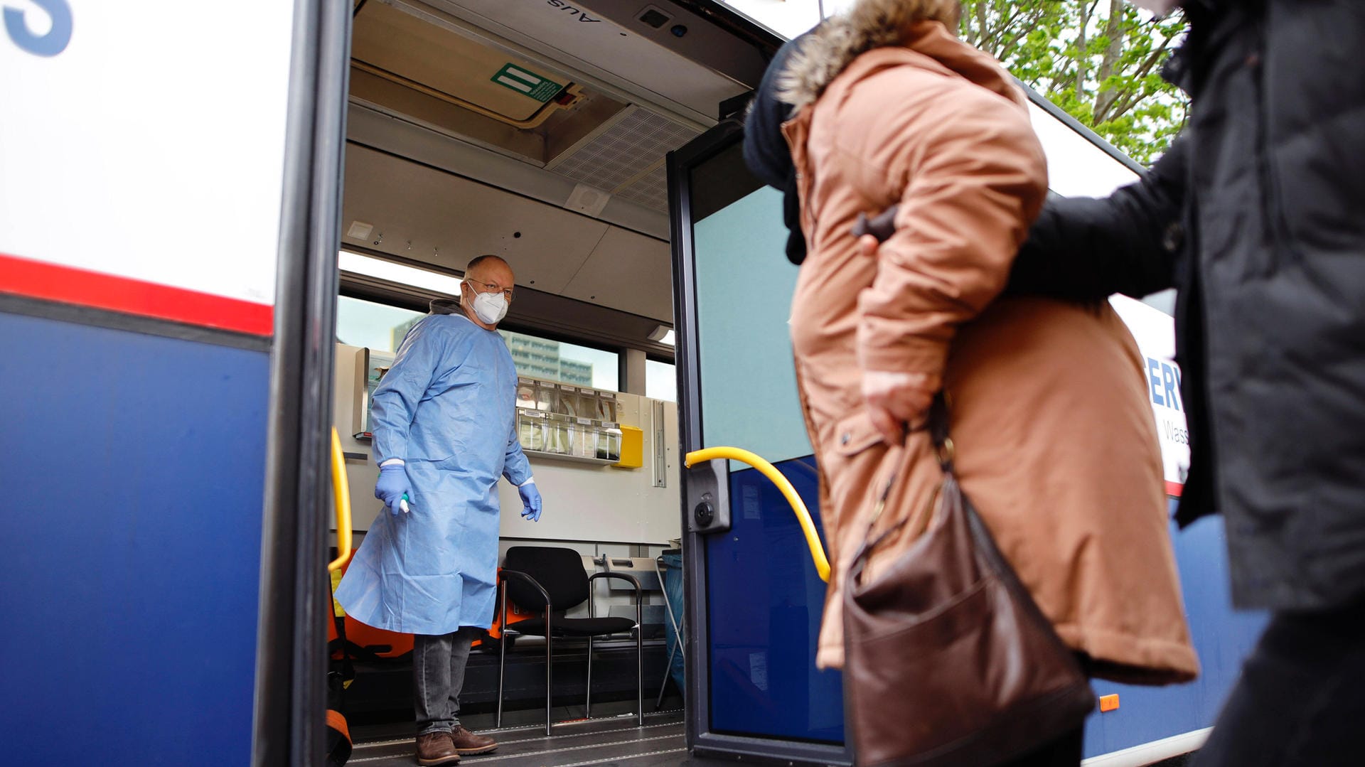 Eine Frau auf dem Weg in den Impfbus: Bei der Sonderimpfaktion kommen mehrere Hundert Impfdosen pro Tag zum Einsatz.