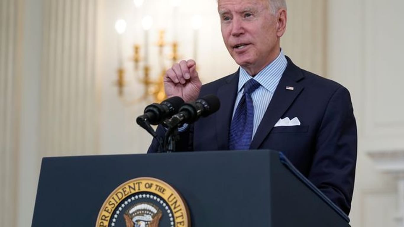 US-Präsidetnt Joe Biden spricht bei einer Pressekonferenz im State Dining Room des Weißen Hauses über die Impfkampagne.