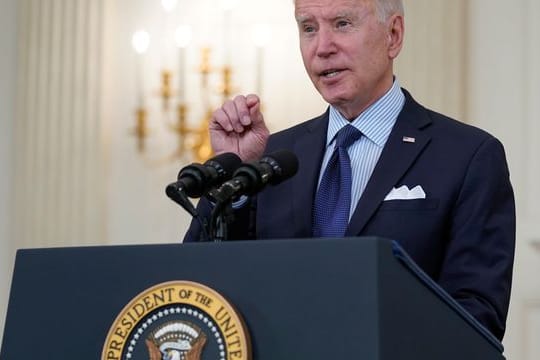 US-Präsidetnt Joe Biden spricht bei einer Pressekonferenz im State Dining Room des Weißen Hauses über die Impfkampagne.