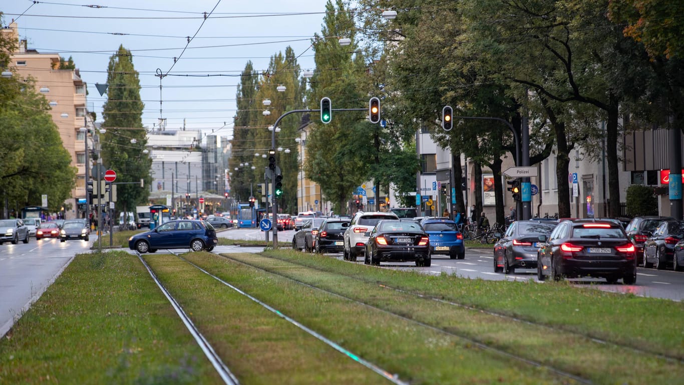 Autos fahren auf der Leopoldstraße (Archivbild): Die lange, gerade Straße nutzen einige zum Beschleunigen.