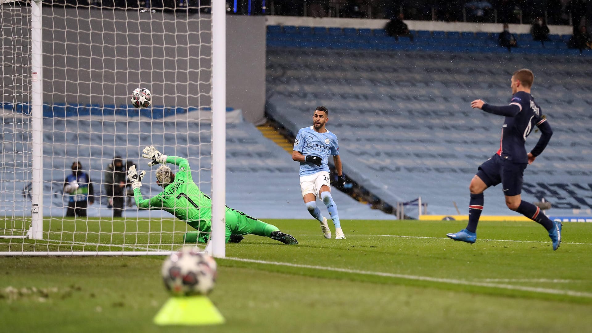 Die Entscheidung in Manchester: Riyad Mahrez schiebt zum 2:0 für City ein, PSG-Torwart Keylor Navas ist ohne Chance.