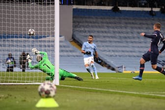 Die Entscheidung in Manchester: Riyad Mahrez schiebt zum 2:0 für City ein, PSG-Torwart Keylor Navas ist ohne Chance.