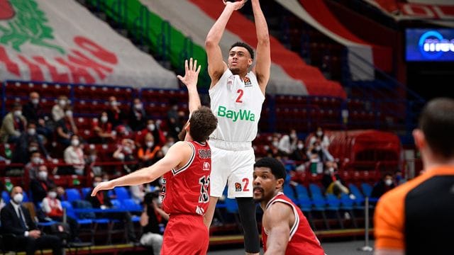 Wade Baldwin IV (M) von Bayern München wirft den Ball. Wade Baldwin IV (M) von Bayern München wirft den Ball.