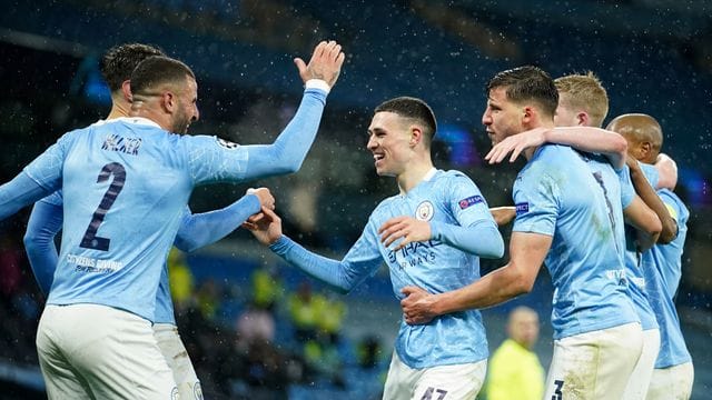 Riyad Mahrez von Manchester City feiert mit seinen Teamkollegen das 2:0 gegen Paris Saint-Germain.