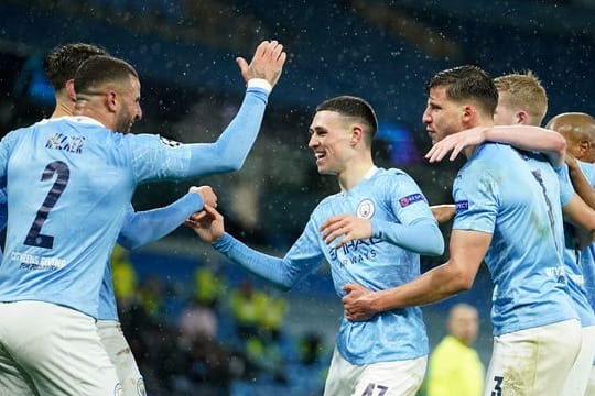 Riyad Mahrez von Manchester City feiert mit seinen Teamkollegen das 2:0 gegen Paris Saint-Germain.