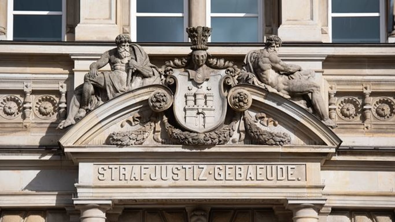 Die Außenaufnahme zeigt den Schriftzug am Strafjustiz-Gebäude in Hamburg (Symbolbild): Alle acht Angeklagten befinden sich in Untersuchungshaft.