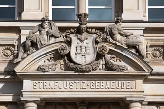 Die Außenaufnahme zeigt den Schriftzug am Strafjustiz-Gebäude in Hamburg (Symbolbild): Alle acht Angeklagten befinden sich in Untersuchungshaft.