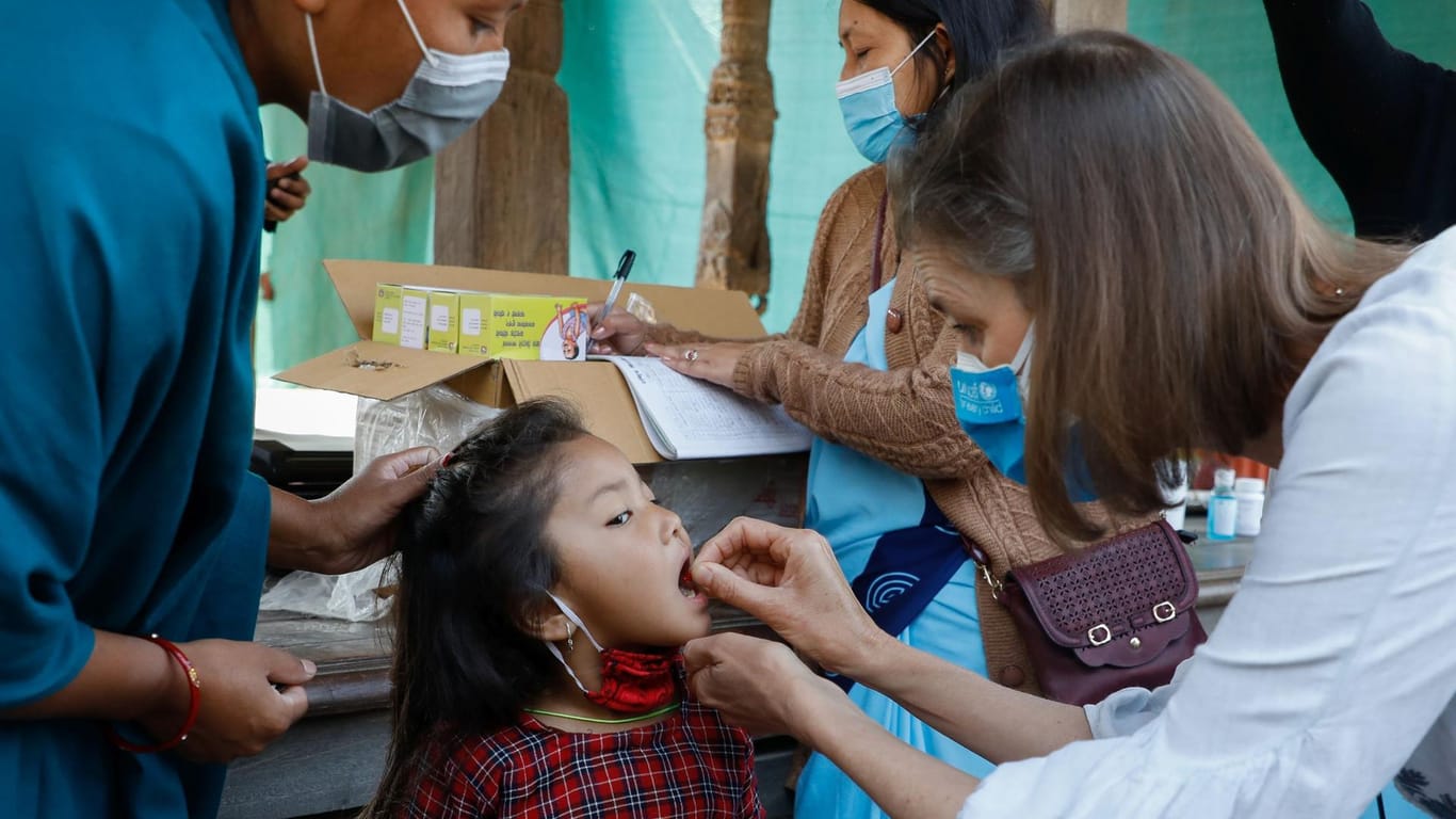 Elke Wisch versorgt ein Kind in Kathmandu mit Vitamin A.