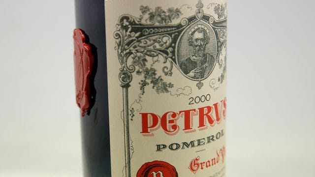 Die Flasche Petrus-Rotwein reifte über ein Jahr lang auf der Internationalen Raumstation. Die Flasche Petrus-Rotwein reifte über ein Jahr lang auf der Internationalen Raumstation.