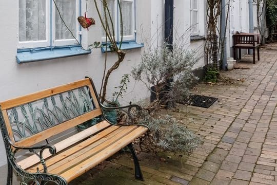 Wenn ein Ferienhaus dauerhaft bewohnt wird, obwohl dies rechtlich untersagt war, müssen für die Immobilie Einkommensteuern gezahlt werden.