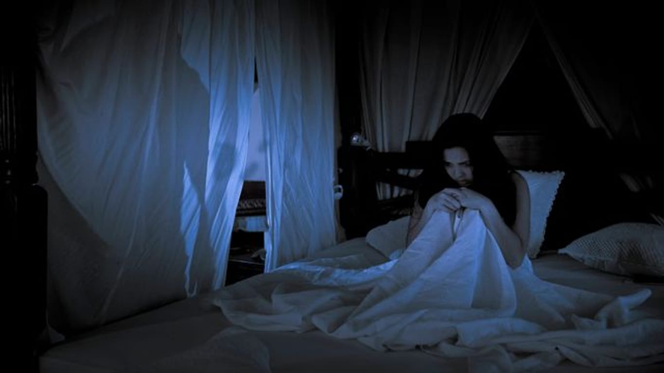 Schlaflos aus Furcht: Eine übersteigerte Angst vor Dunkelheit kann viele Ursachen haben.