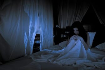 Schlaflos aus Furcht: Eine übersteigerte Angst vor Dunkelheit kann viele Ursachen haben.