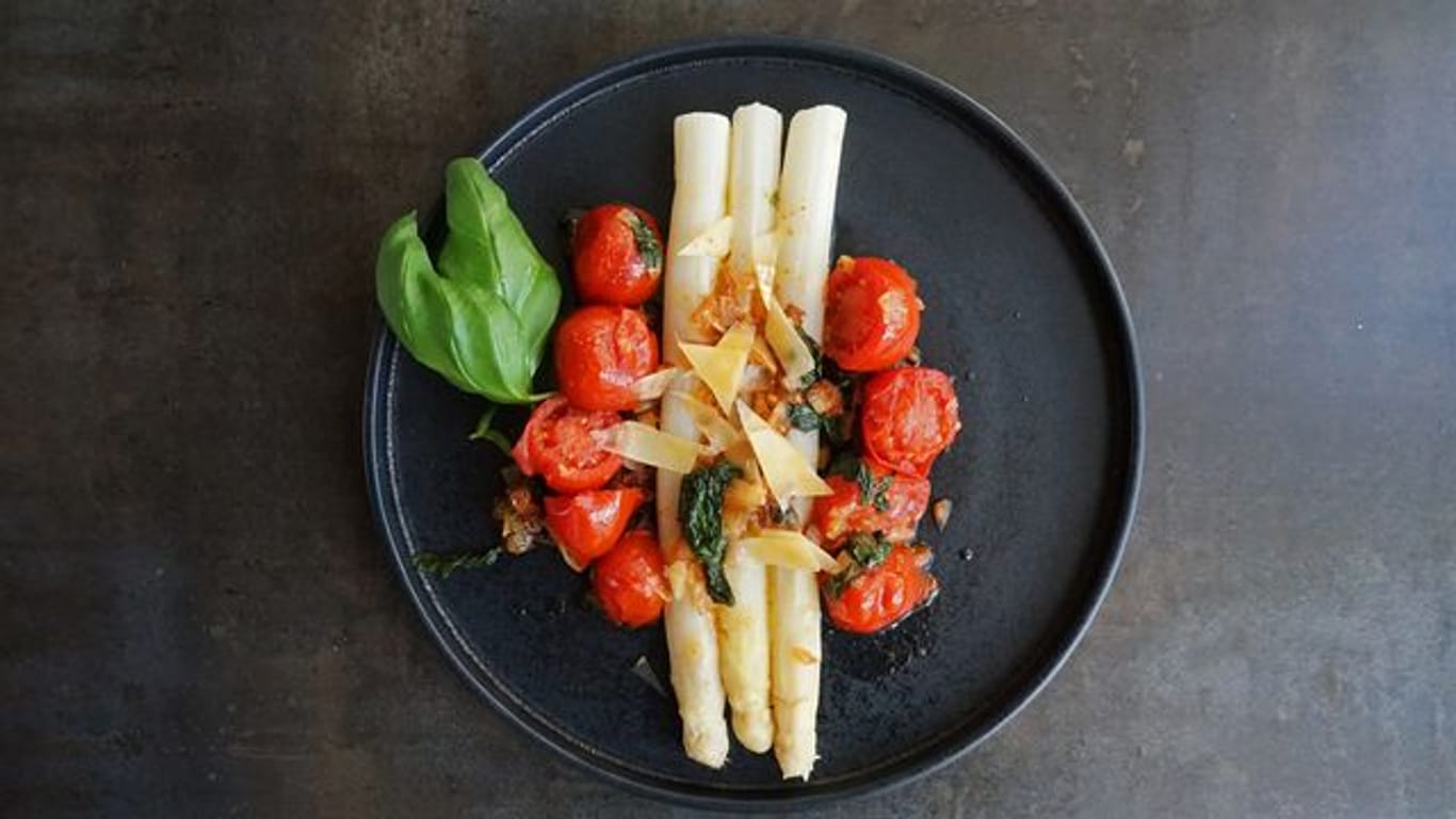 Mal ohne die Klassiker Kartoffeln und Schinken: Auch Tomaten, Zwiebeln und Basilikum passen zu weißem Spargel.