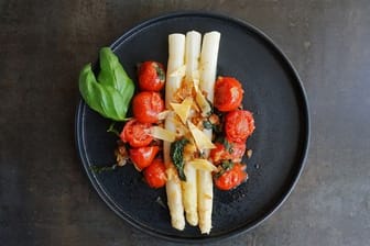Mal ohne die Klassiker Kartoffeln und Schinken: Auch Tomaten, Zwiebeln und Basilikum passen zu weißem Spargel.