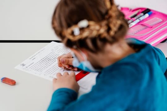 Mit dem Aktionsprogramm sollen zwei Milliarden Euro investiert werden - in Nachhilfe- und Förderprogramme sowie in soziale Maßnahmen.