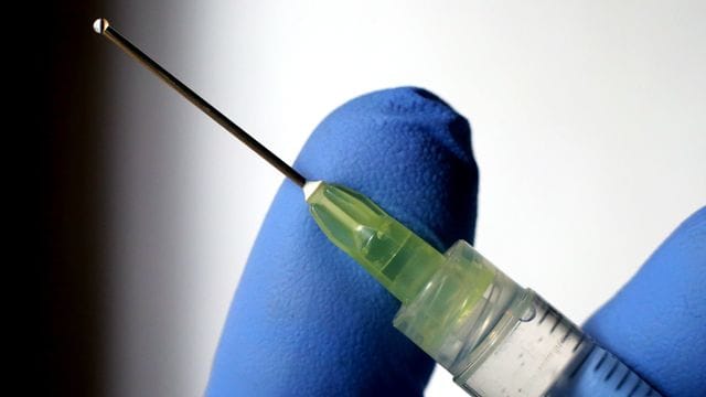 Eine Flüssigkeit tropft aus der Kanüle einer Spritze (Symbolbild): Etwa 2.000 Mitarbeiter sind in den sechs Impfzentren beschäftigt. Eine Flüssigkeit tropft aus der Kanüle einer Spritze (Symbolbild): Etwa 2.000 Mitarbeiter sind in den sechs Impfzentren beschäftigt.