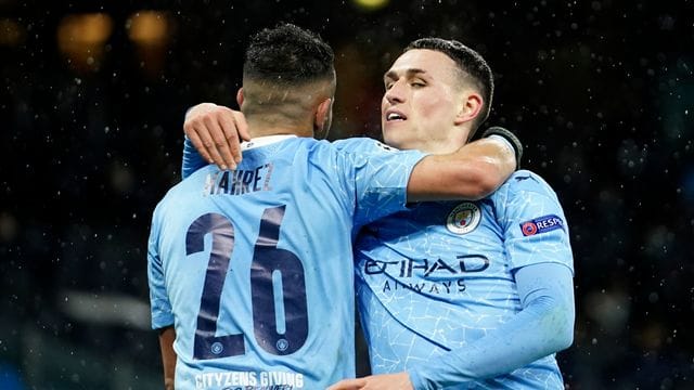 Riyad Mahrez(l) von Manchester City feiert mit seinem Teamkollegen Phil Foden. Riyad Mahrez(l) von Manchester City feiert mit seinem Teamkollegen Phil Foden.