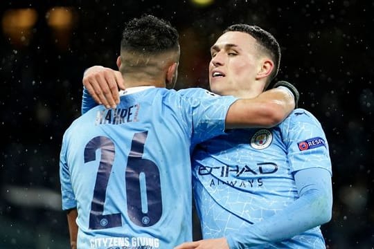 Riyad Mahrez(l) von Manchester City feiert mit seinem Teamkollegen Phil Foden.