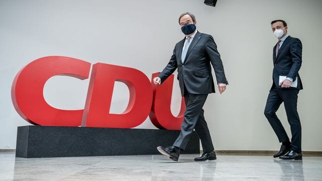 CDU-Kanzlerkandidat Armin Laschet (l) attackiert die Grünen erneut. CDU-Kanzlerkandidat Armin Laschet (l) attackiert die Grünen erneut.