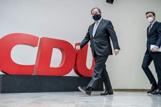 CDU-Kanzlerkandidat Armin Laschet (l) attackiert die Grünen erneut.