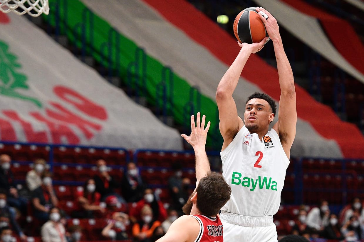 FC Bayern München: Wade Baldwin (M.) wirft den Ball.