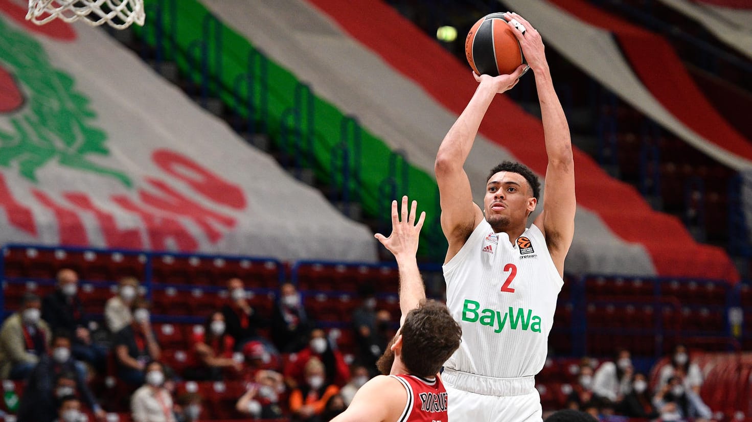 FC Bayern München: Wade Baldwin (M.) wirft den Ball.