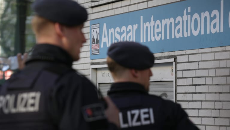 Polizeibeamte stehen vor dem Gebäude des Vereins Ansaar International: Bundesinnenminister Horst Seehofer hat die Einrichtung verboten.