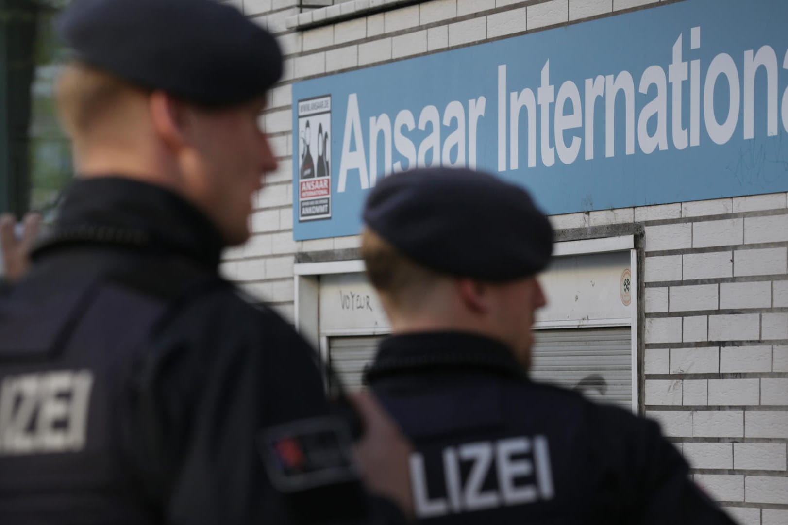 Polizeibeamte stehen vor dem Gebäude des Vereins Ansaar International: Bundesinnenminister Horst Seehofer hat die Einrichtung verboten.