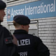Polizeibeamte stehen vor dem Gebäude des Vereins Ansaar International: Bundesinnenminister Horst Seehofer hat die Einrichtung verboten.