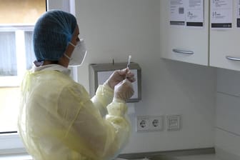 Eine Arzthelferin in einer Arztpraxis zieht Spritzen für die Impfung gegen Corona auf (Symbolbild): Mehr als die Hälfte der niedergelassenen Ärzte in Niedersachsen beteiligt sich an der Impfung.