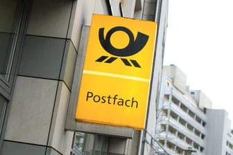 Deutsche-Post-Logo (Symbolbild): Der Konzern schraubt seine Prognosen nach heftigen Gewinnen nach oben.