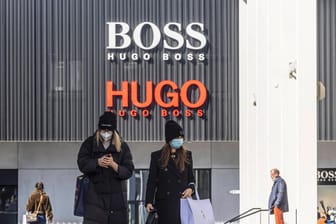 Hugo Boss-Filiale(Symbolbild): Der Modehändler macht durch den Lockdown Verluste.