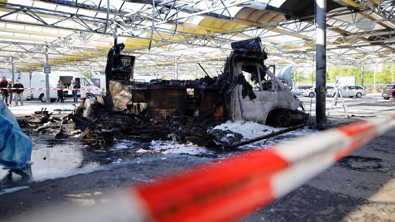 Willi Herrens Reibekuchen-Foodtruck ist auf dem Parkplatz des Großmarkts Selgros in Frechen bei Köln abgebrannt (Archivbild): Warum der Imbisswagen abgebrannt ist, muss noch ermittelt werden.