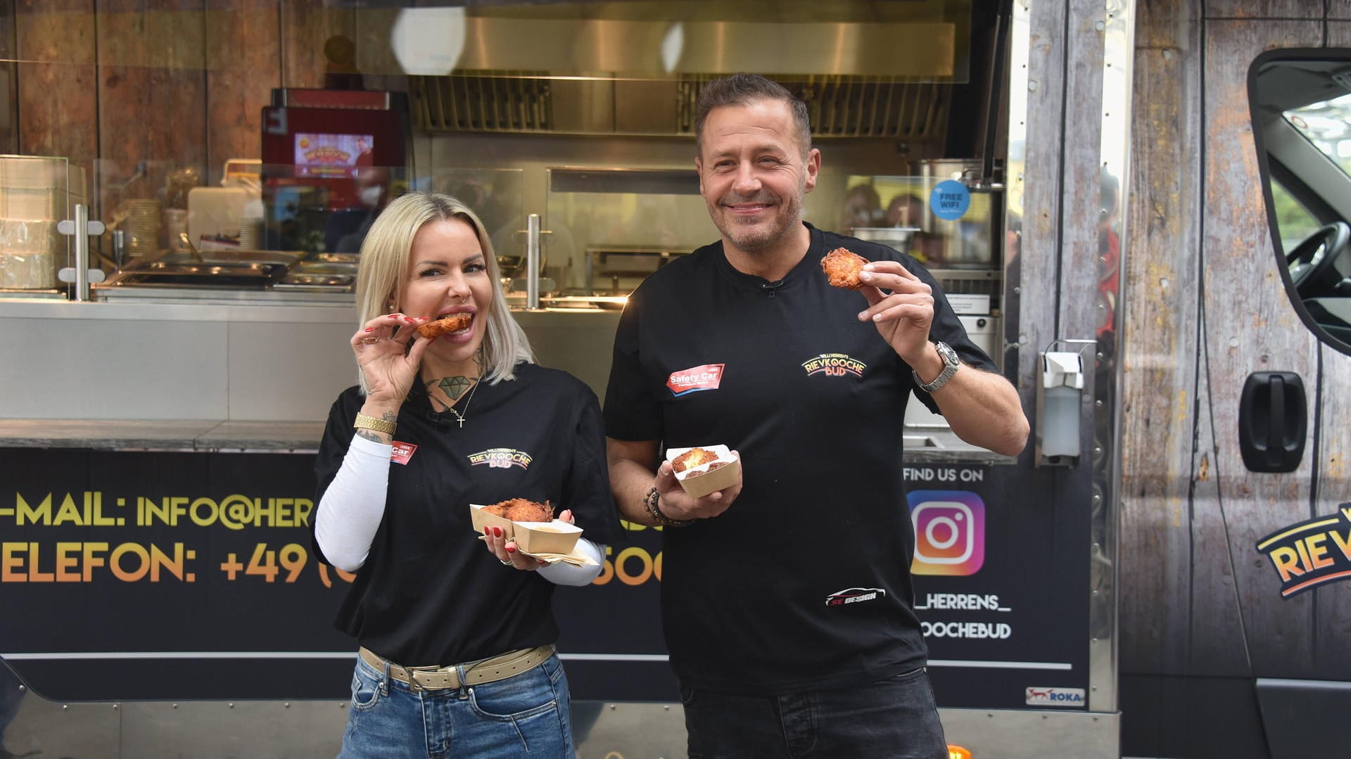 Der Reality-Star Willi Herren und seine Geschäftspartnerin Desiree Hansen bei der Eröffnung des Foodtrucks (Archivbild): Die Betreiber wollen dem Imbisswagen nach Herrens Tod und dem Brand eine zweite Chance geben.