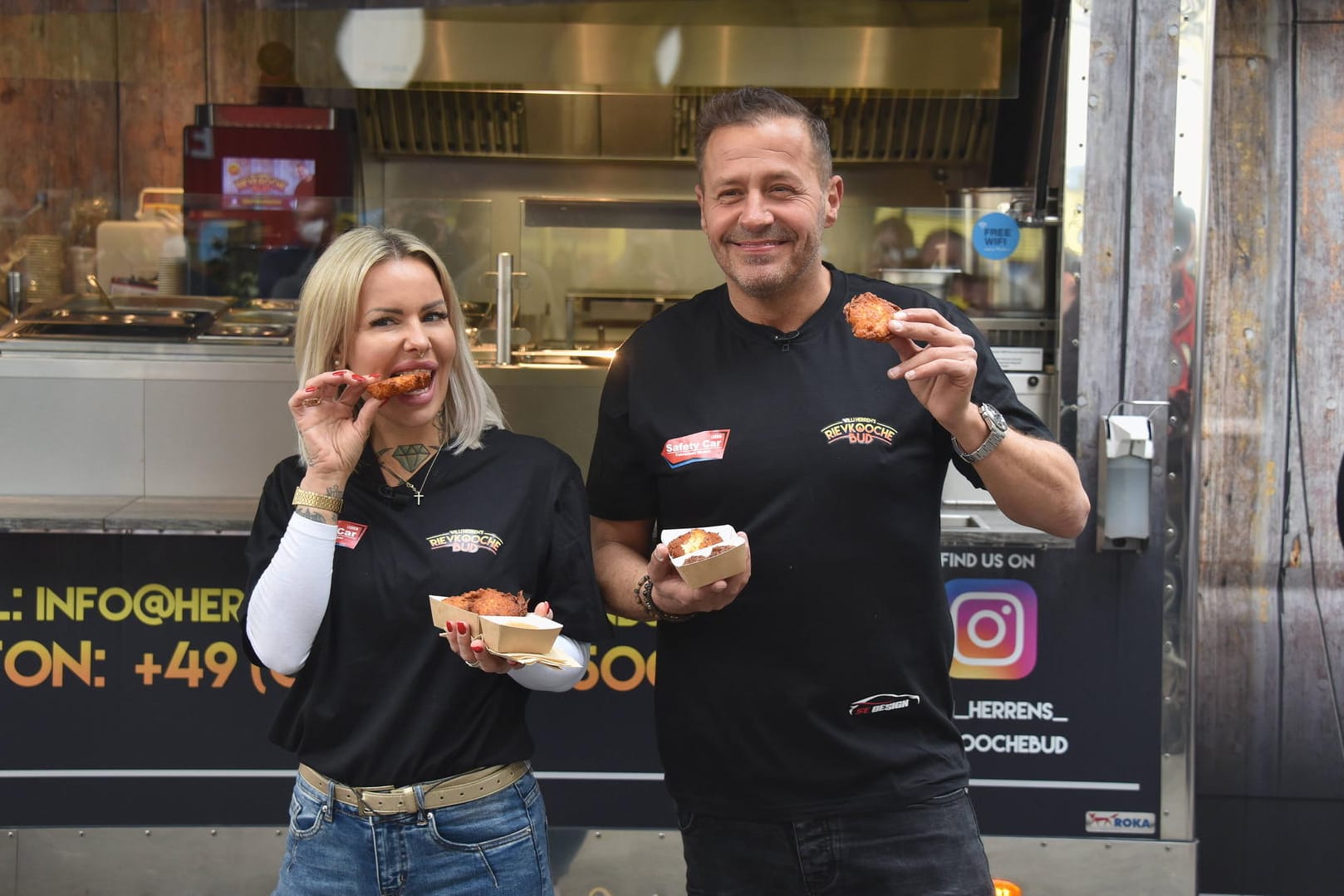 Der Reality-Star Willi Herren und seine Geschäftspartnerin Desiree Hansen bei der Eröffnung des Foodtrucks (Archivbild): Die Betreiber wollen dem Imbisswagen nach Herrens Tod und dem Brand eine zweite Chance geben.