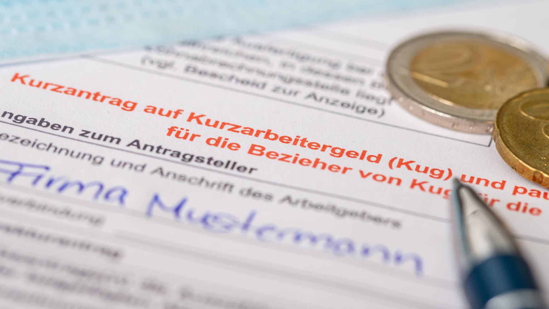 Antrag auf Kurzarbeitergeld (Symbolbild): Die Anzahl der Kurzarbeiter sinkt deutlich, doch nicht alle Branchen erleben dieselbe Entwicklung.