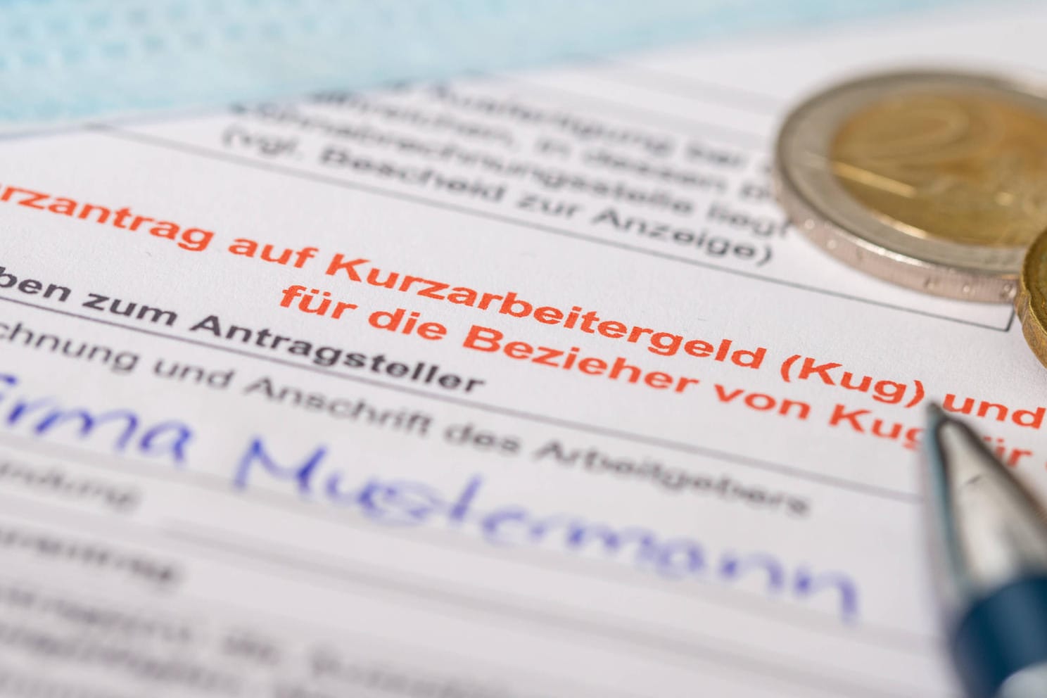 Antrag auf Kurzarbeitergeld (Symbolbild): Die Anzahl der Kurzarbeiter sinkt deutlich, doch nicht alle Branchen erleben dieselbe Entwicklung.