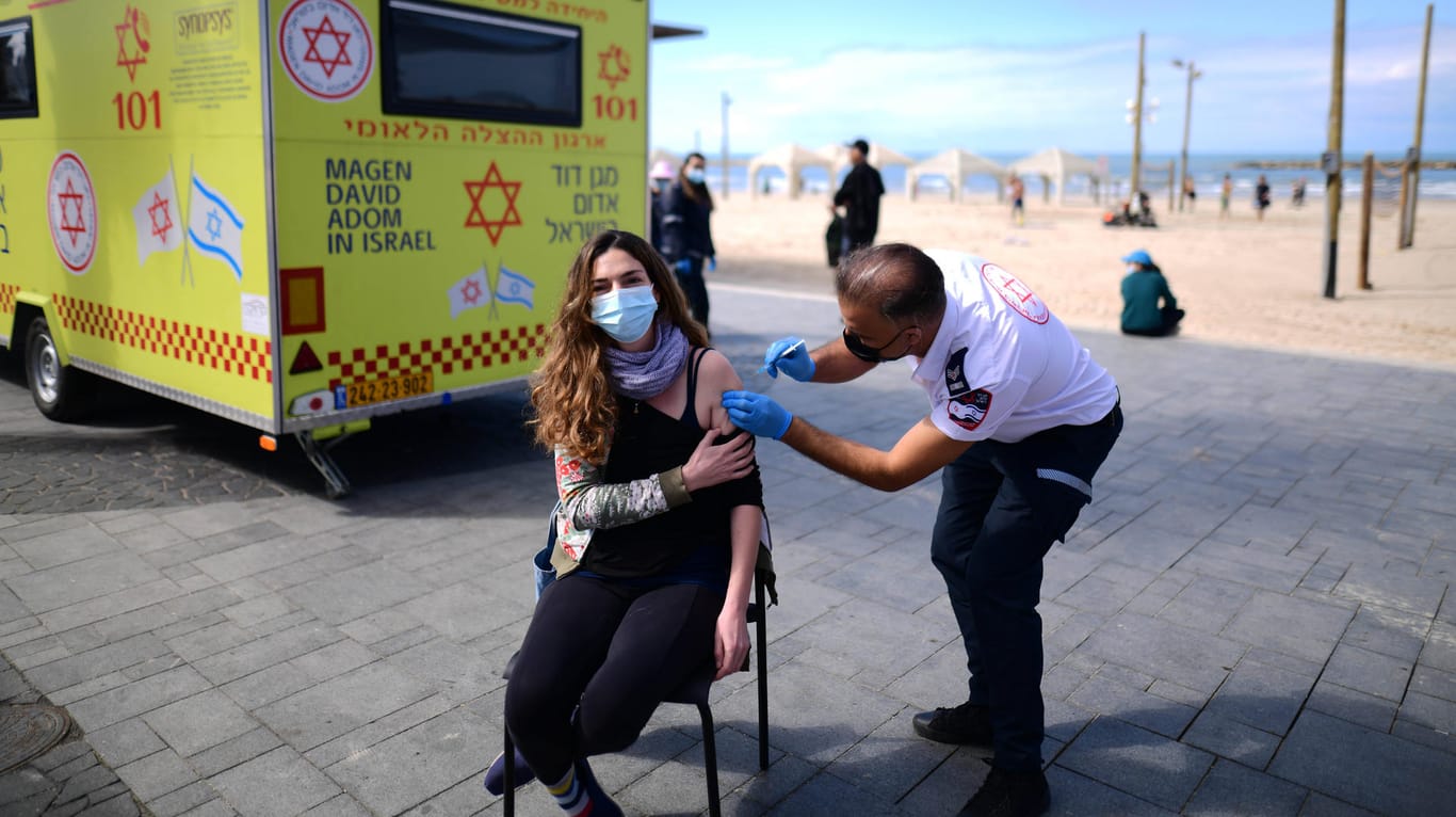 Eine Frau wird am Strand von Tel Aviv geimpft: Anders als in vielen Ländern bot Israel seine Impfungen an vielen Orten abseits von Arztpraxen und Impfzentren an.