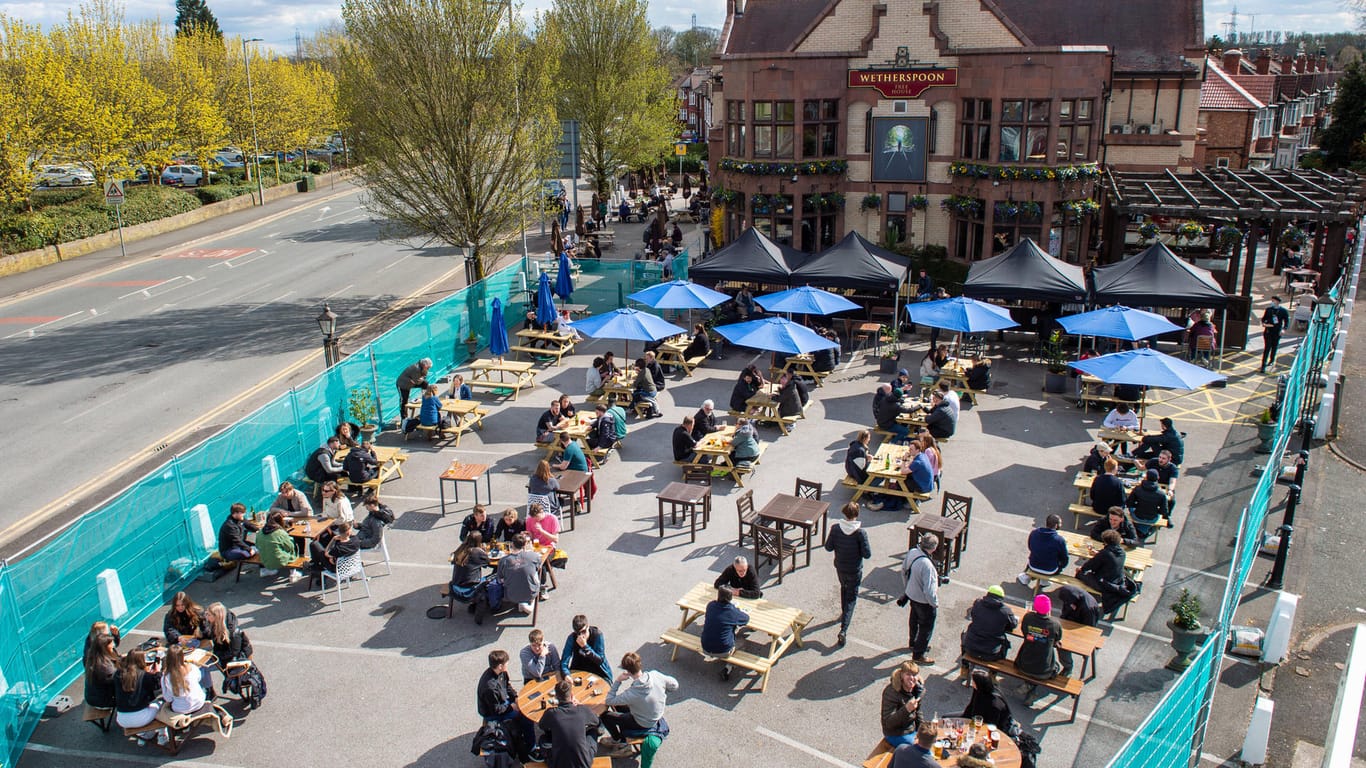 Ein gut gefüllter Außenbereich eines Pubs in Manchester: Seit Mitte April ist in Großbritannien die Außengastronomie wieder geöffnet.