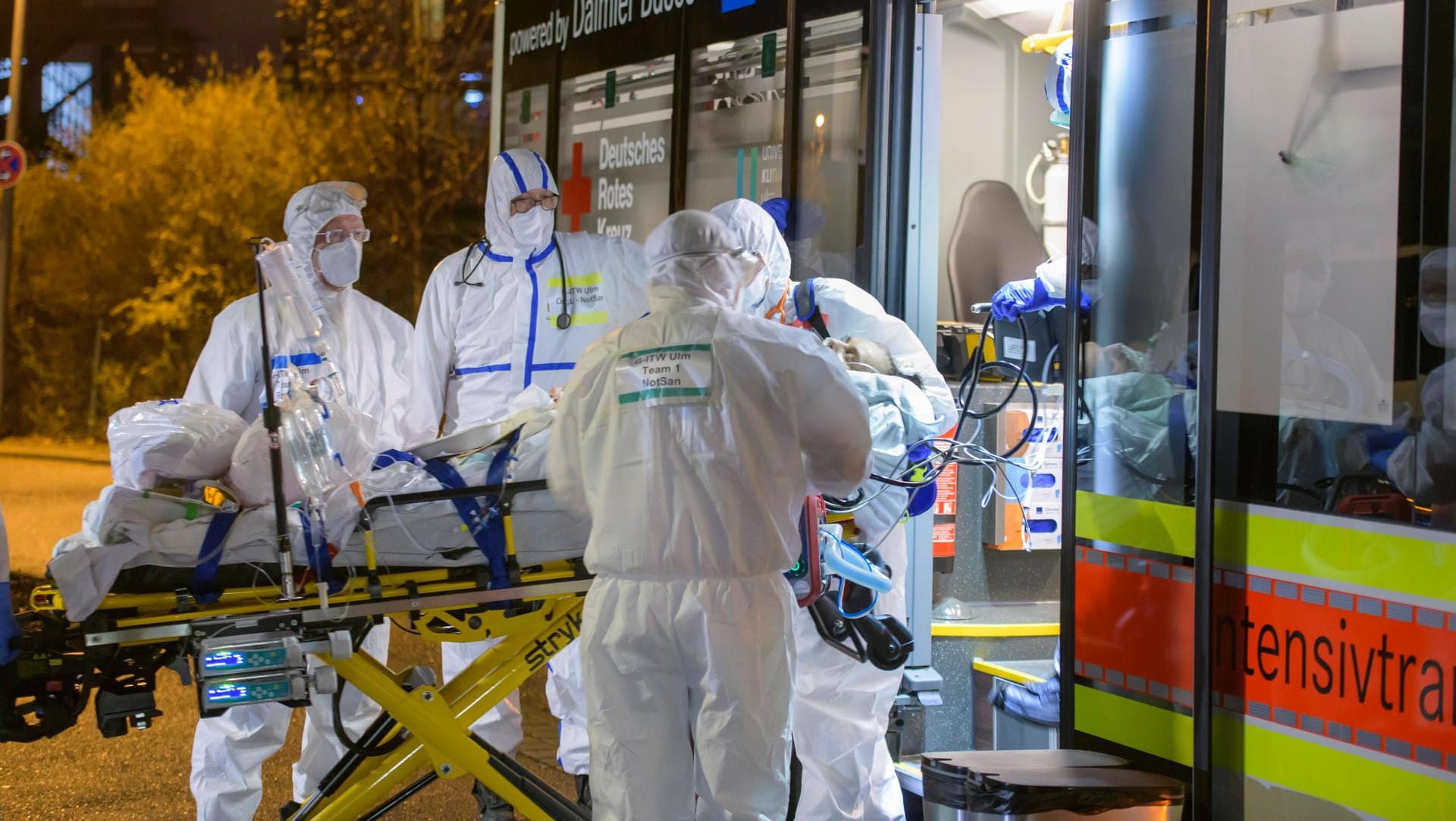 Ein Krankenwagen mit einem Corona-Patienten: Der Virologe Martin Stürmer warnt vor zu schnellen Lockerungen.