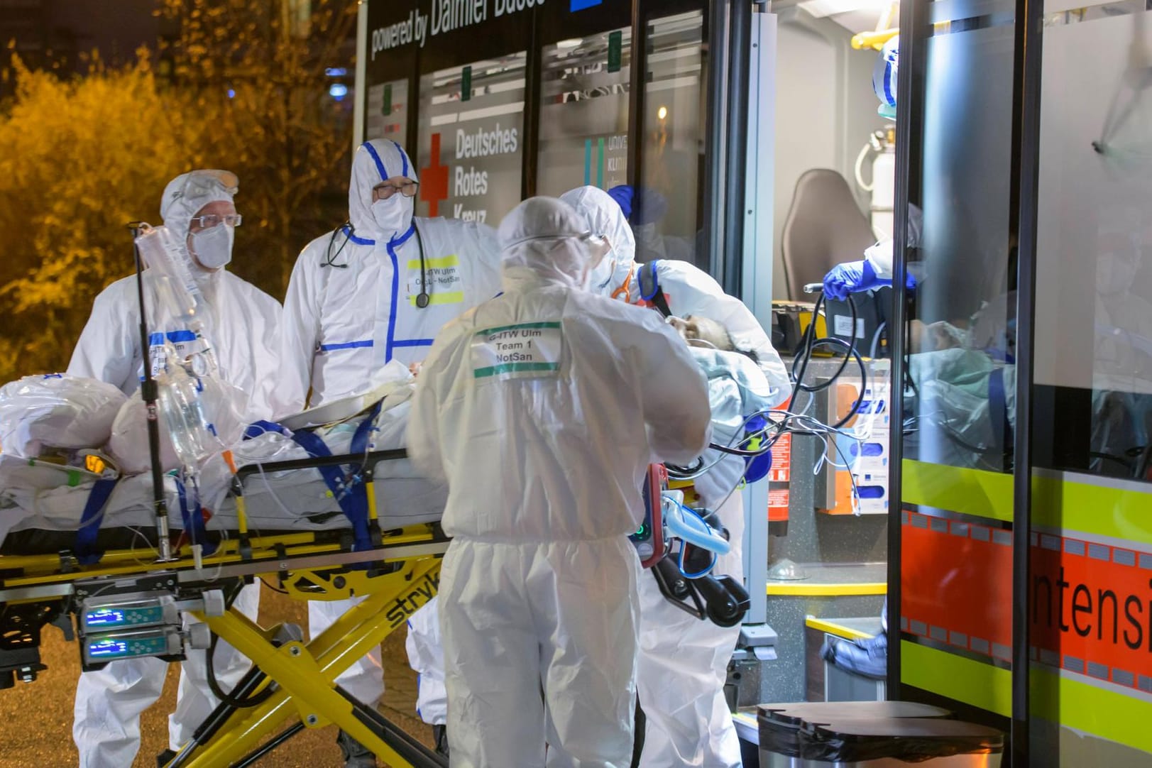 Ein Krankenwagen mit einem Corona-Patienten: Der Virologe Martin Stürmer warnt vor zu schnellen Lockerungen.