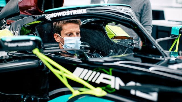 Zurück im Formel-1-Cockpit: Romain Grosjean im ehemaligen Weltmeister-Auto von Lewis Hamilton.