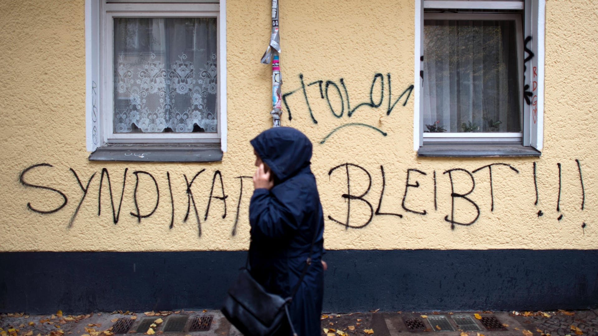 Ein Graffiti "Syndikat bleibt" auf einem Haus (Symbolbild): In der Vergangenheit stand das Gebäude schon oft im Fokus krimineller Handlungen. Ein Graffiti "Syndikat bleibt" auf einem Haus (Symbolbild): In der Vergangenheit stand das Gebäude schon oft im Fokus krimineller Handlungen.