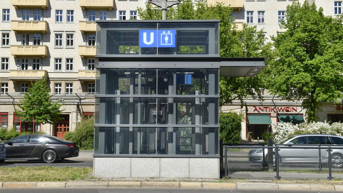 Ein U-Bahn-Aufzug in der Karl-Marx-Allee in Berlin-Friedrichshain (Symbolbild): Noch immer sind viele U-Bahnhöfe in der Hauptstadt nicht barrierefrei – ein Problem für Menschen mit Behinderung.