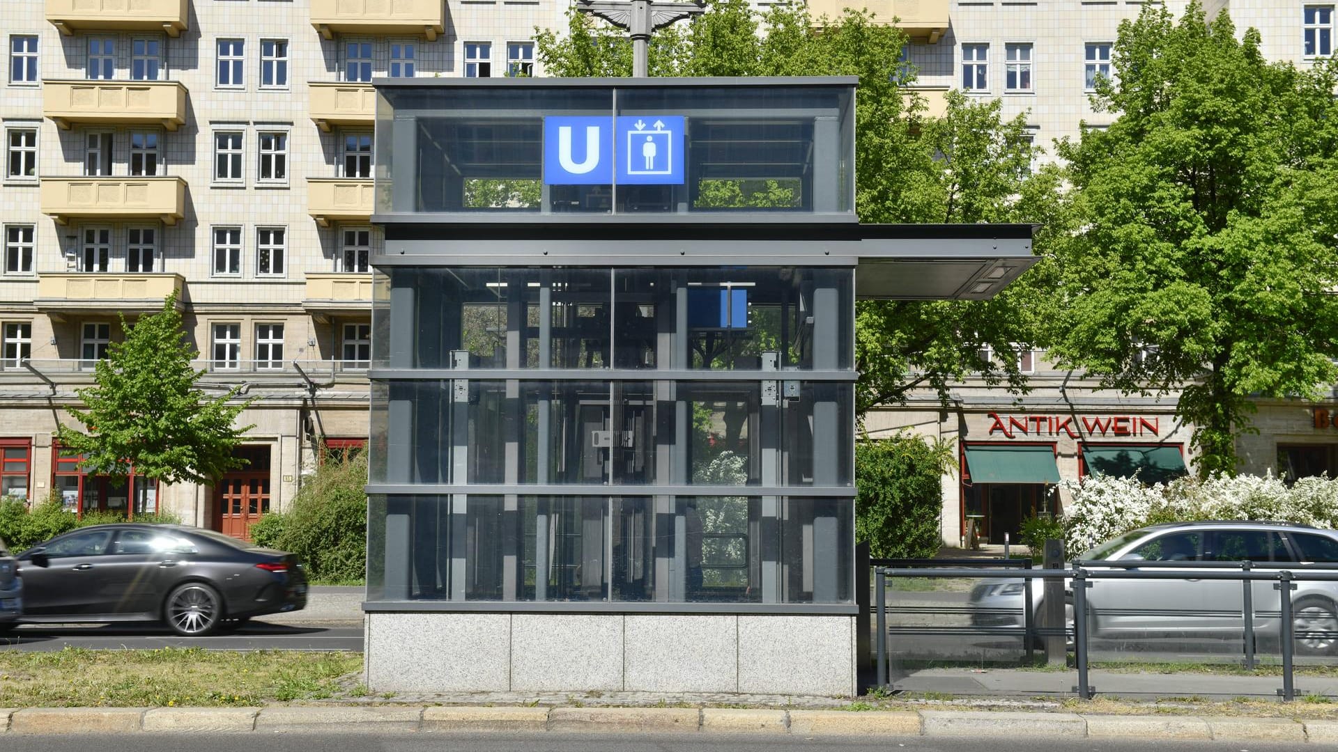 Ein U-Bahn-Aufzug in der Karl-Marx-Allee in Berlin-Friedrichshain (Symbolbild): Noch immer sind viele U-Bahnhöfe in der Hauptstadt nicht barrierefrei – ein Problem für Menschen mit Behinderung.