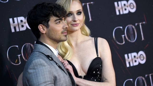 Joe Jonas und Schauspielerin Sophie Turner bei der Premiere der letzten Staffel der Serie "Game of Thrones" in New York. Joe Jonas und Schauspielerin Sophie Turner bei der Premiere der letzten Staffel der Serie "Game of Thrones" in New York.