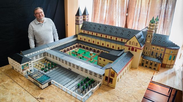 Reinhold Dukat in seiner Wohnung neben dem Lego-Nachbau des Würzburger Doms. Reinhold Dukat in seiner Wohnung neben dem Lego-Nachbau des Würzburger Doms.