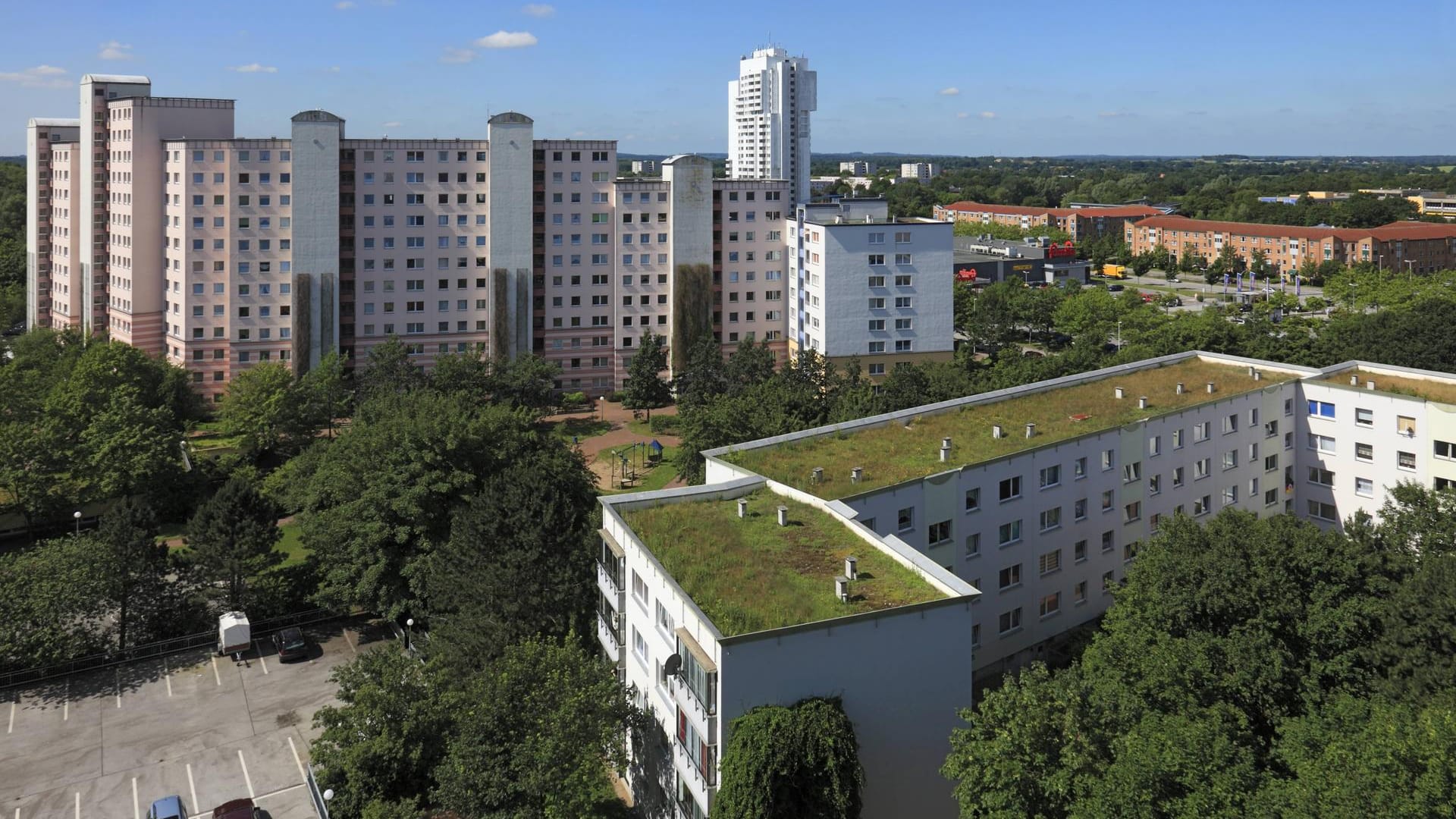 Wohnhochhäuser in Mettenhof (Symbolbild): In vielen Wohngegenden leben Menschen auf engem Raum miteinander und können außerdem nicht im Homeoffice arbeiten. Das Risiko einer Infektion mit dem Coronavirus ist höher.