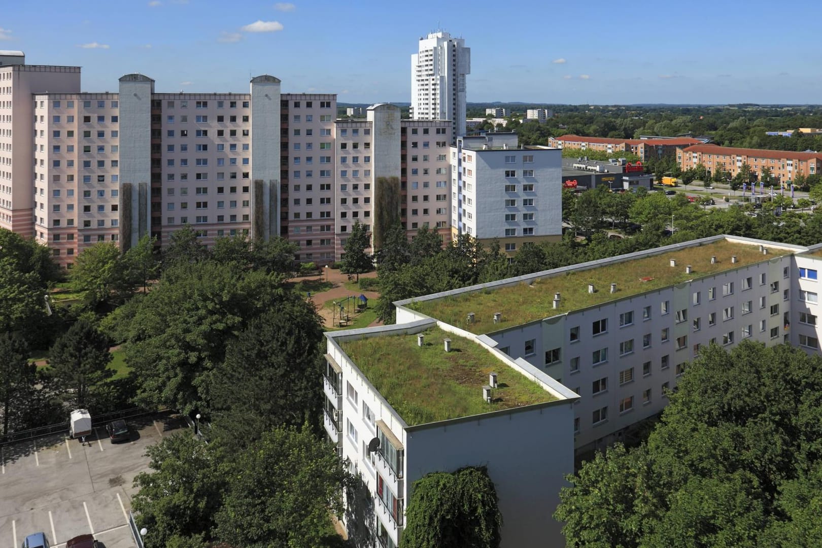 Wohnhochhäuser in Mettenhof (Symbolbild): In vielen Wohngegenden leben Menschen auf engem Raum miteinander und können außerdem nicht im Homeoffice arbeiten. Das Risiko einer Infektion mit dem Coronavirus ist höher.