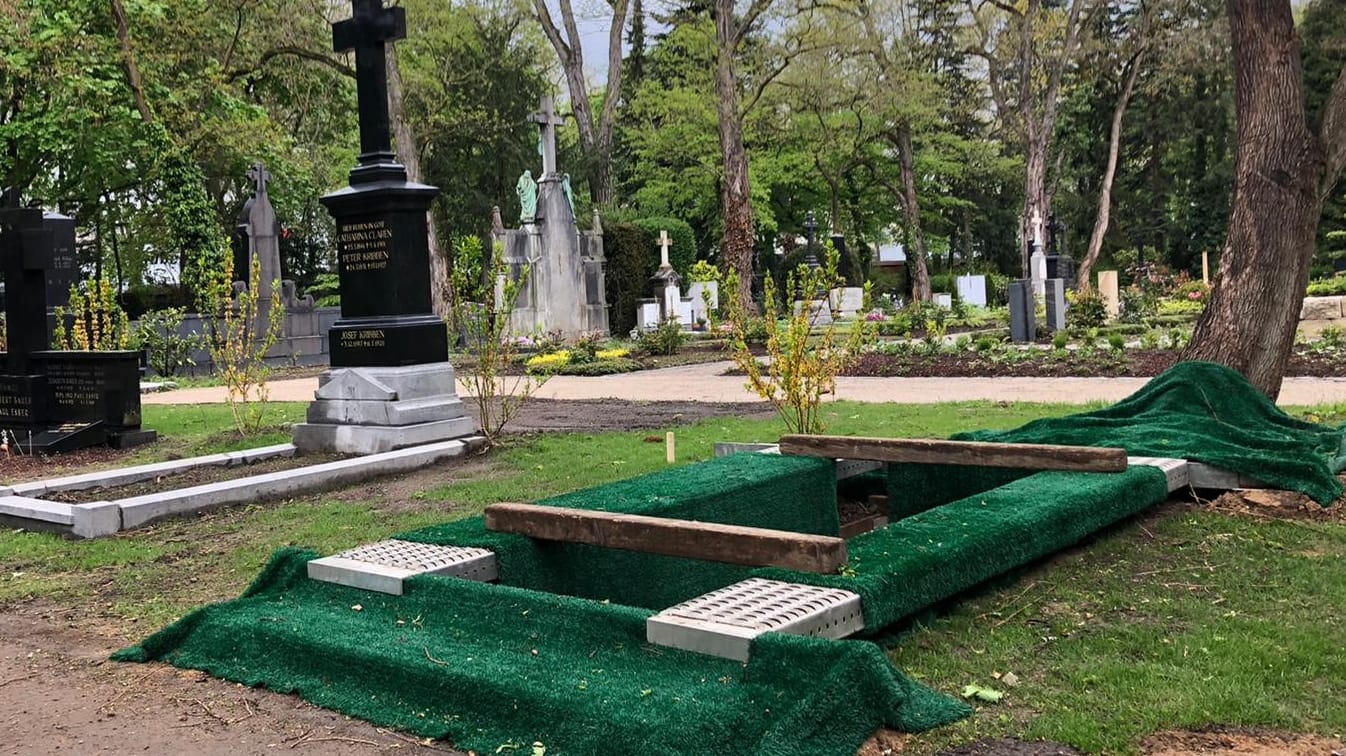 Ein Grab auf einem Friedhof in Köln: Hier wurde Willi Herren beigesetzt.